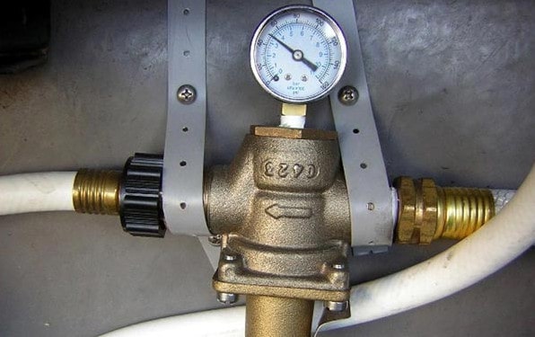 Áp lực nước thâp có thể liên quan đến bộ điều chỉnh áp lực