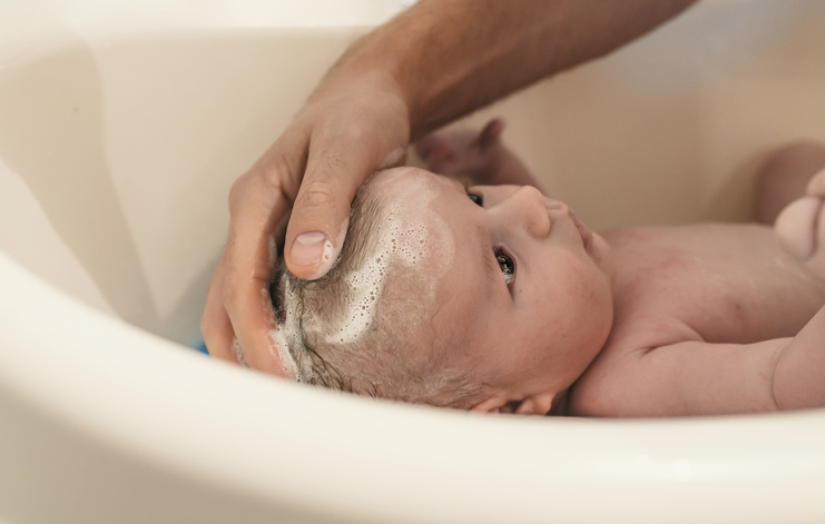 Lắp đặt thiết bị làm mềm nước để bảo vệ da em bé của bạn