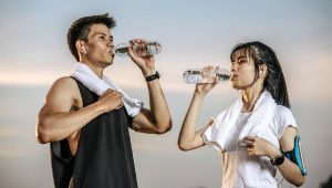 Tại sao không nên uống nước khi đứng