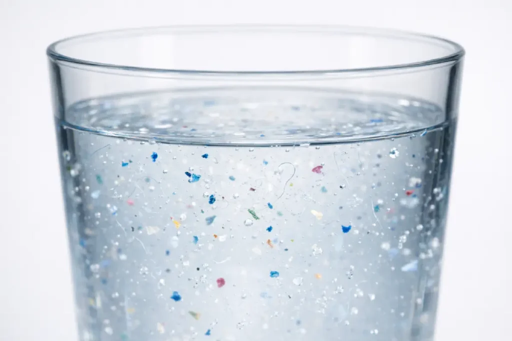 Vi nhựa trong nước uống và nguy cơ ô nhiễm nguồn nước sinh hoạt